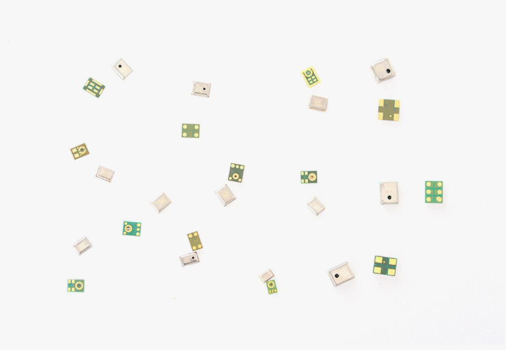 硅麦克风具备尺寸小，，，迅速度集中，，，高信噪比，，，低功耗，，，低失真，，，性能稳固，，，可靠性高，，，全指向性 等优点，，，规格齐全，，，分为数字麦克与模拟麦克两大类，，，普遍应用于手机，，，摄像机，，，蓝牙耳机，，，车载蓝牙等电子装备。。。。。